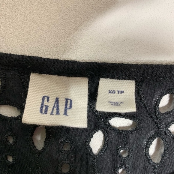 Gap XS eyelet lace lightweight ruffled top - Picture 3 of 7